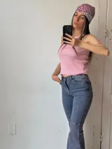 Pantalón de jean celeste con corte semioxford, con detalle de costuras horizontales en las rodillas.