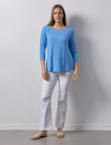 Remera celeste de modal con cuello cuadrado y apliques de aros metálicos.