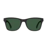 Lentes de sol con montura cuadrada de madera color negro y lentes verdes.