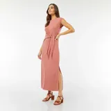Vestido midi color rosa, sin mangas, con detalle de nudo en la cintura y abertura lateral.