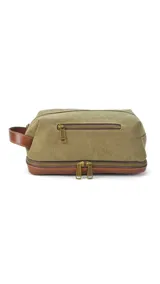 Neceser verde militar de tela canvas con detalles en cuero marrón. Tiene un bolsillo frontal con cierre, asa lateral y doble compartimento con cierre en la parte superior y en la base.