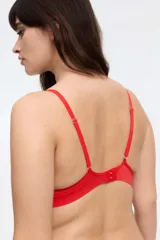 Bralette blanco de microfibra seamless con escote en V y diseño de olas. Sin copa ni aro, con breteles ajustables y cierre trasero de tres posiciones.