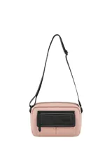 Morral tipo bandolera de color rosa pálido con detalles en negro. Tiene correa larga ajustable negra y un bolsillo frontal con solapa negra que lleva la inscripción "TRENDY".
