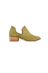 Botines verde oliva de cuero gamuzado, sin cordones, con escote curvado y punta afilada. Tacón mini bloque de madera.