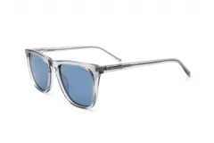 Lentes de sol de armazón cuadrado, color gris translúcido, con lentes de color azul.