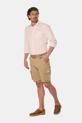 Bermuda cargo gris con cinturón, confeccionada en tejido de algodón con elasticidad, con bolsillos laterales y detalles en bolsillos traseros con solapa.