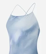 Vestido midi de tul con forro, estampado abstracto en tonos celeste y blanco, breteles finos cruzados en la espalda y corte al bies.