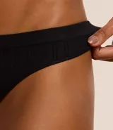 Conjunto de lencería color piel, compuesto por un corpiño tipo top con breteles finos y una bombacha tipo bikini.