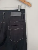 Pantalón marrón de lino y algodón, de tiro medio y piernas anchas, con bolsillos delanteros y traseros con detalles de remaches.