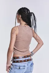 Musculosa corta color beige con cuello redondo y sisas con detalle de tachas plateadas.