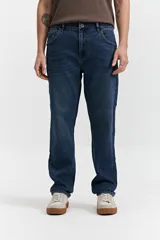 Pantalón de jean azul oscuro, corte recto, tiro medio, con bolsillos delanteros y traseros, y presillas para cinturón.
