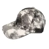 Gorra de béisbol con estampado camuflado en tonos grises y negros.