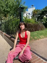 Musculosa roja con breteles finos y escote redondo.