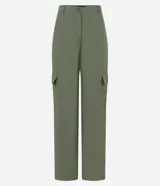 Pantalón recto verde militar de viscosa, con bolsillos cargo laterales, trabillas en la cintura y cierre con botón y cremallera.