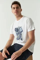 Remera blanca de algodón con estampado de limones y peras en tonos azules. Corte recto, manga corta y cuello redondo.