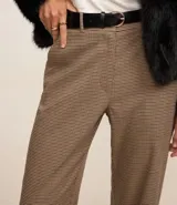 Pantalón de vestir de corte recto y tiro alto, con estampado de pata de gallo en tonos marrones. Incluye cinturón de cuero sintético negro con hebilla metálica.
