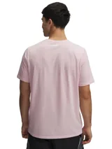 Remera celeste de Under Armour, corte clásico, mangas cortas y logo estampado en el pecho.