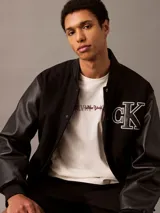 Remera de algodón color beige, de corte regular, cuello redondo y manga corta. Estampado frontal con logo de Calvin Klein en color negro.