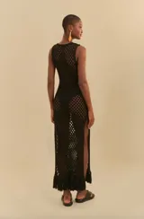 Vestido largo de crochet calado color blanco, sin mangas y con cuello redondo. Ideal para usar sobre traje de baño.