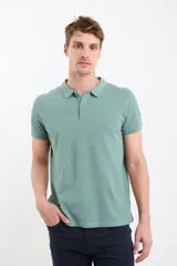 Remera manga corta con cuello polo y dos botones.