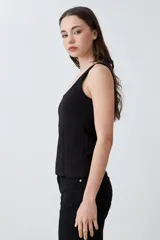 Musculosa verde oliva con escote cuadrado y costuras a la vista.