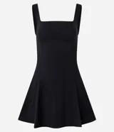 Vestido corto negro de corte evasé, con escote cuadrado y breteles anchos. Presenta costuras verticales en el frente y la espalda para definir la silueta.