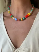 Collar corto con cuentas de cerámica de colores, cristales checos y piedras sintéticas, con cierre de cadena de acero quirúrgico.