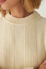 Sweater marrón de tejido de punto industrial, con cuello a la base.