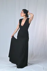 Vestido largo de fiesta color azul con escote en V, breteles anchos y bordado de lentejuelas en el escote y la cintura.