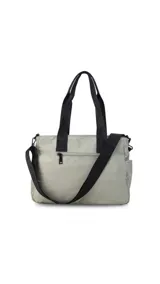 Bandolera de nylon color bordó con detalles en negro. Presenta un compartimento principal con cierre, doble asa de mano y una correa de galón extensible y removible. Incluye múltiples bolsillos externos: uno frontal con cierre, uno dorsal con cierre y bolsillos laterales abiertos para un acceso rápido.