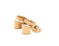 Sandalias de cuero color camel con tiras cruzadas acolchadas, talón elástico fruncido, taco ancho de 6 cm y punta cuadrada.