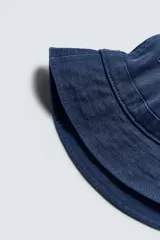Sombrero tipo bucket azul marino de algodón con efecto lavado y ala ancha con pespuntes.