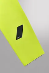 Par de manguitos de running color amarillo flúor, confeccionados en tejido técnico elástico, con banda de silicona en el borde superior y logo estampado.