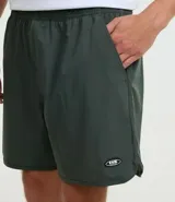 Bermuda masculina de tejido tecnológico color negro, con ruedo redondeado y cintura elástica con cordón interno. Presenta etiquetas aplicadas en la parte trasera y lateral.