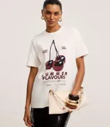 Remera de algodón color blanco, de corte recto, con cuello redondo y mangas cortas. Estampa frontal con cerezas y texto "Summer Flavours".