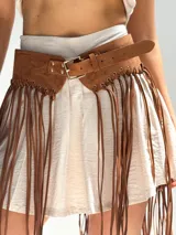 Cinturón ancho de gamuza color marrón con flecos colgantes y hebilla metálica.