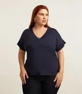 Blusa plus size de crepé azul marino, con escote en V, mangas cortas con detalle de punto y flecos en los laterales de los puños.