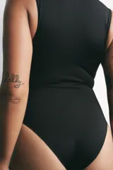 Body negro sin mangas con escote en pico.