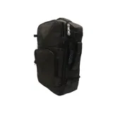 Mochila marrón de diseño rectangular con paneles geométricos pespunteados en el frente. Incluye varios compartimentos con cierre de cremallera metálica, asa de mano superior y correas acolchadas regulables.