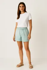 Short de lino y algodón a rayas horizontales en tonos celeste y blanco, de calce alto y corte ancho.