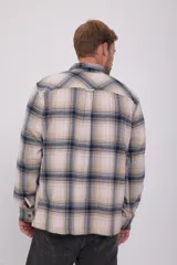Sobrecamisa de hombre a cuadros color crema, azul y verde, de manga larga y cuello de camisa. Cierre con botones y corte cómodo.