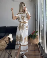 Vestido camisero largo negro con estampado de flores blancas y cinto incluido.