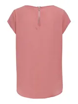 Remera color salmón de manga corta con cuello redondo.