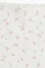 Bombacha tipo shortie de algodón color blanco con estampado de flores pequeñas. Tejido de punto pointelle con cintura alta, refuerzo interior y cobertura total en la parte de atrás.
