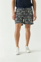 Short de baño estampado con cintura elástica ajustable con cordón, dos bolsillos laterales y uno trasero. Confeccionado en tela ligera de secado rápido y logo bordado.