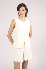 Chaleco negro sin mangas, con cuello redondo y cierre frontal de botones. Presenta detalles de encaje o apliques en los laterales y un corte ligeramente holgado.