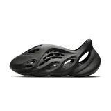 Zueco Adidas Yeezy Foam Runner color negro.