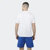 Remera negra de manga corta con cuello redondo y un pequeño parche cuadrado con el logo de Castore en relieve en el pecho.