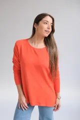 Sweater naranja de tejido de punto, corte recto, cuello redondo y mangas largas. El frente es más corto que la parte trasera y tiene aberturas en la espalda.
