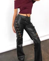 Pantalón negro de cuero con detalles de cordones laterales, ajuste ajustado en la cintura.